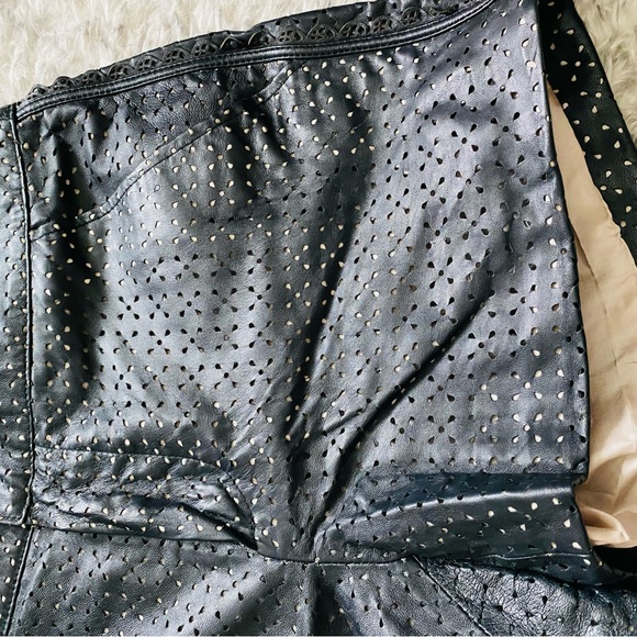 Gorgeous Marc Jacobs leather shorts - Picture 8 of 10